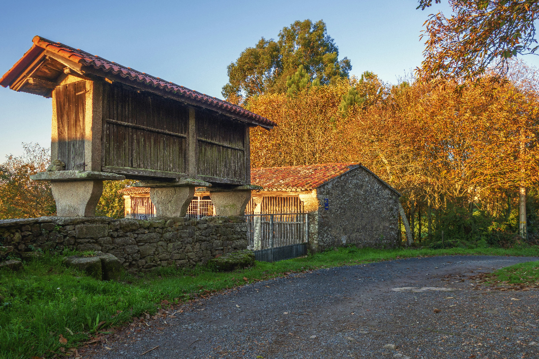 Fontanero reparando una llave de paso en una casa de piedra en Galicia